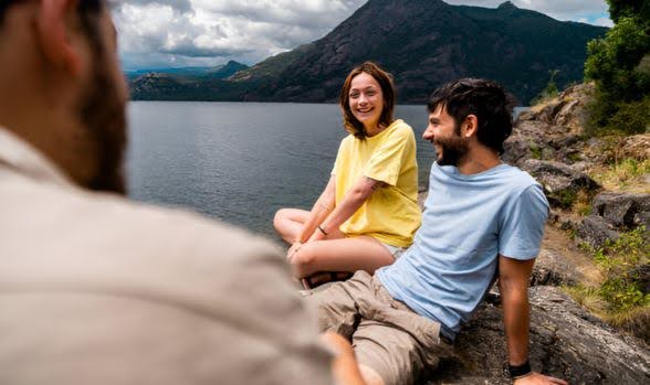 Personas sonriendo en el lago